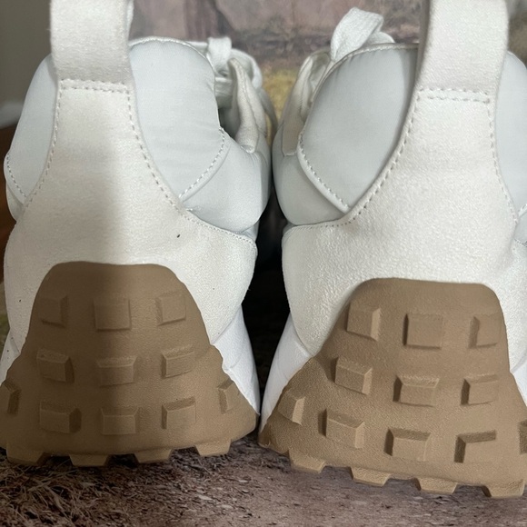 Women's White and Gold Sneakers by j/slides retail 150$ - Picture 5 of 9